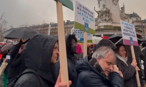 Des personnes handicapées manifestent place de la République, à Paris.