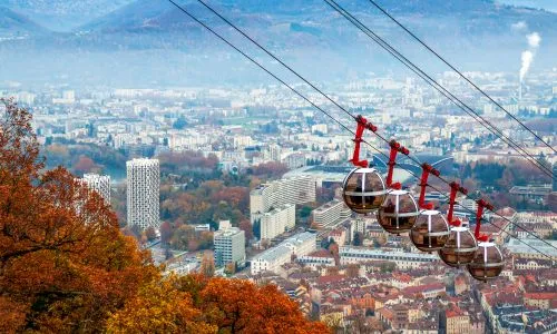 Les "bulles", téléphérique de Grenoble, surplombent la ville.