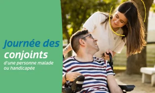 Un homme en fauteuil roulant sourit à sa femme.