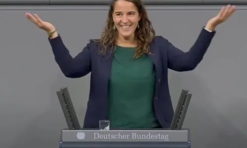 La député Heike Heubach lors de son discours en langue des signes au Bundestag.