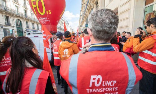 manifestation avec des drapeaux de syndicats.