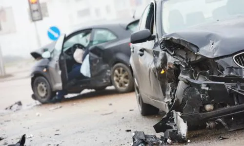 Voitures endommagées après une collision en ville.