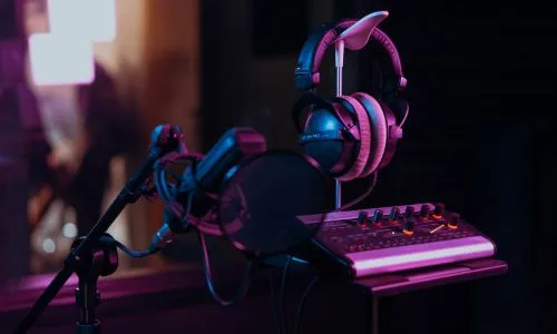 Un casque audio et un micro.