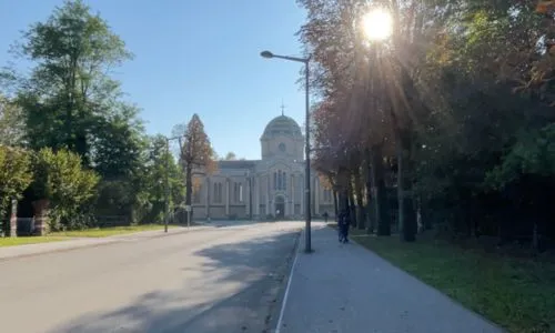 Photo de la façade du Vinatier sous un beau soleil.