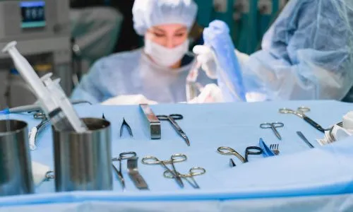 Des chirurgiens en train d’opérer un patient.