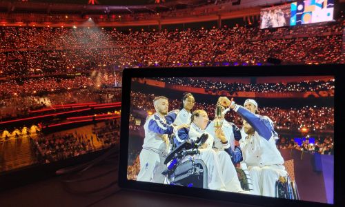 Aurélie Aubert éteint la vasque paralympique.