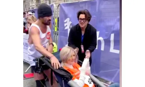 Colin Farrell et Emma Fogarty à l’arrivée du marathon de Dublin.