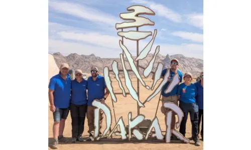 Les participants de l’écurie Frères d’armes devant le « totem » du Dakar.