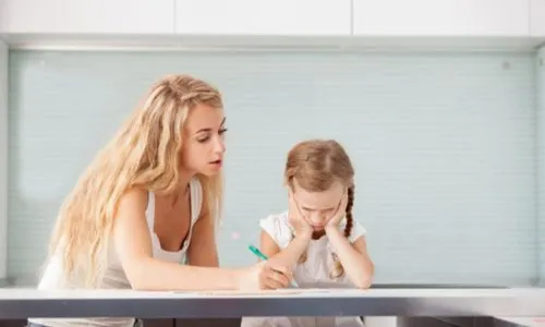 Une maman aide sa fille qui râle à faire ses devoirs.