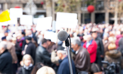 une foule durant une manifestation