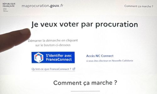 Un doigt pointe «Je veux voter par procuration» sur le site maprocuration.gouv.f