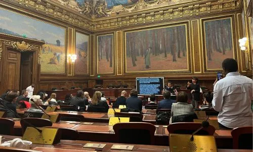 Salle de l’Assemblée générale avec le public et les orateurs.