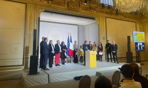 Candidat devant son pupitre dans la salle des fêtes de l’Élysée.