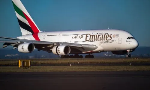 Avion de la compagnie Emirates sur le tarmac.