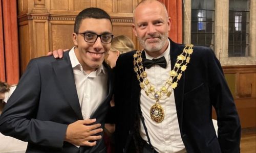 Ilian Hassimi à la cérémonie de bienvenue avec l'ancien maire d’Oxford Mark Lygo