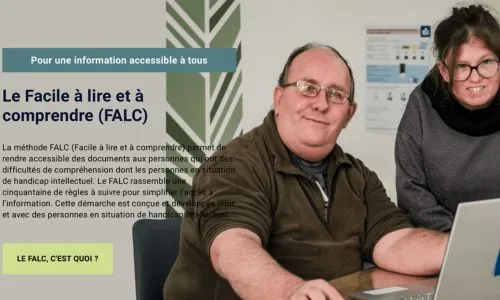 Page d’accueil du site avec 2 personnes devant un ordi et la définition du FALC.