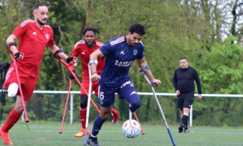 Des joueurs de football pour amputés en plein match.