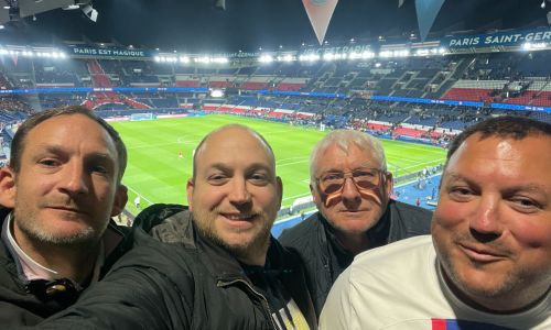 Jérémy, son frère et 2 autres supporters, avant le lancement d’un match du PSG.