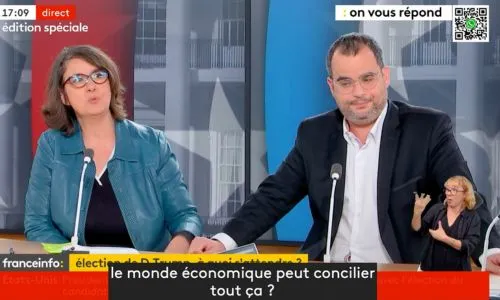 Deux intervenants sur le plateau de franceinfo et leurs propos sous-titrés.