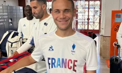 Gaël Rivière, souriant, portant le maillot de l’équipe de France paralympique.