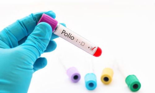 Une main tenant un tube de laboratoire avec écrit « Polio ».