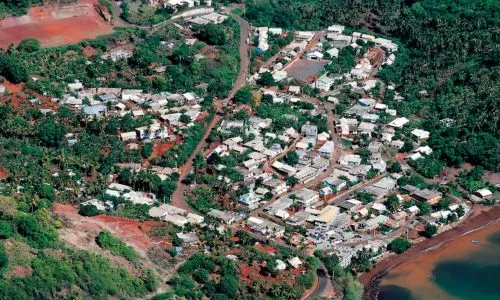 Image vue du ciel d’un village à Mayotte, en bord de mer