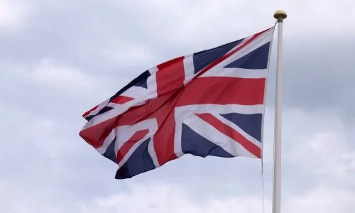 Le drapeau britannique flotte dans les airs.