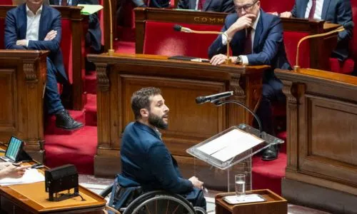 Sébastien Peytavie s’adresse aux députés à l’Assemblée nationale.