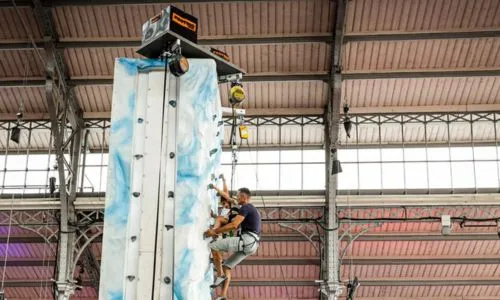 Un homme en train de pratiquer le footing vertical, en intérieur.