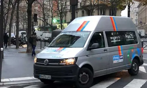 Une camionnette du PAM 75 dans une rue parisienne.