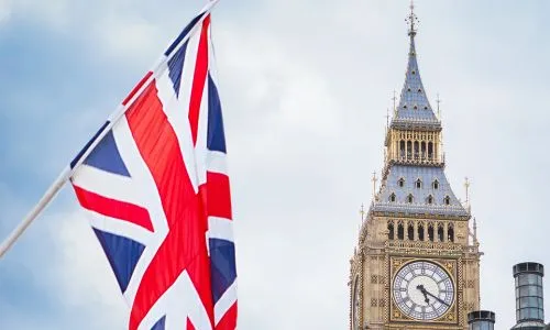 Un drapeau britannique au 1er plan et Big Ben au second.