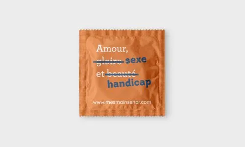 Un préservatif orange avec la mention « Amour, sexe et handicap ».