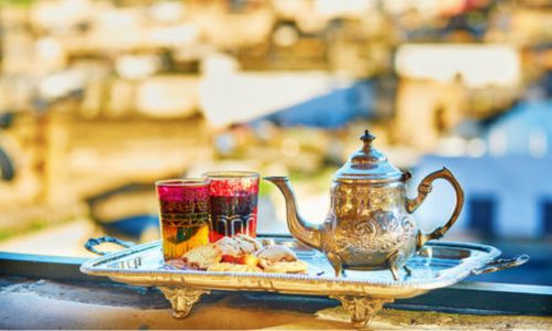 photo plat avec thé marocain