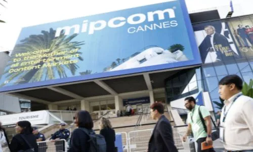 Devanture du Palais des festivals de Cannes avec l’affiche du Mipcom.