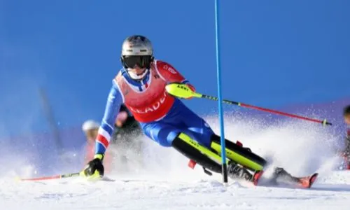 Un para skieur en pleine descente.