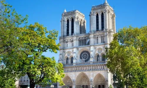 Cathédrale Notre-Dame de Paris sous le soleil.