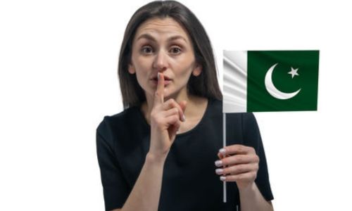 Jeune femme portant le drapeau pakistanais faisant le signe chut