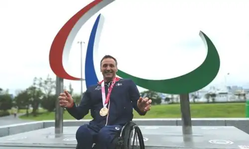 Pierre Fairbank, en fauteuil roulant, devant les agitos.