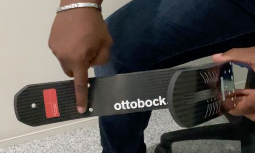 Une personne montre du doigt une lame Ottobock.