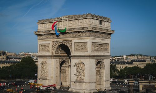 Paris 2024 : les agitos en majesté sur l'Arc de Triomphe