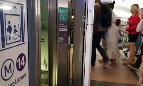 Photo d’un ascenseur dans le métro parisien.