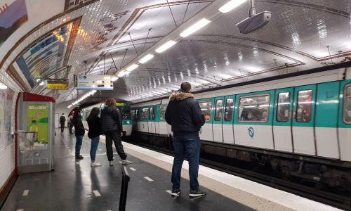 Plusieurs personnes sur un quai de métro.