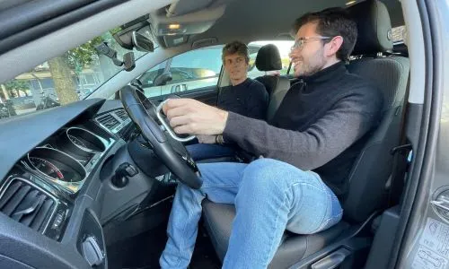 Gaël, un élève au permis, et son moniteur dans l’habitacle d’une voiture.