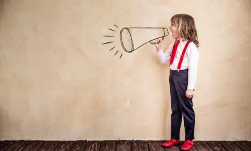 Un enfant crie dans un mégaphone.