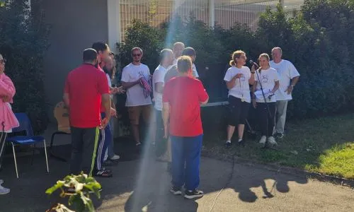 Patients et soignants de l’UMD du Vinatier sur un terrain de sport.