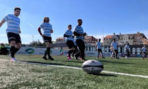 Des joueurs du club de rugby adapté du Racing 92 en plein entraînement.