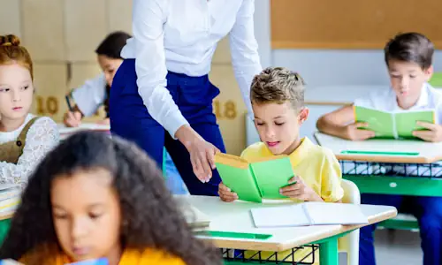 Salle de cours avec des élèves et un professeur