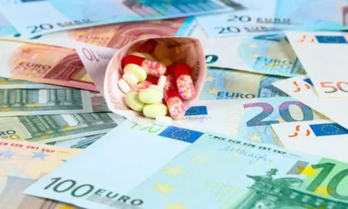 Plusieurs médicaments entourés de billets de 10, 20, 50 et 100 euros.