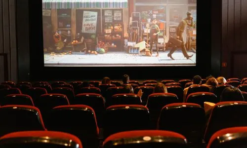 Des spectateurs de dos dans une salle de cinéma.