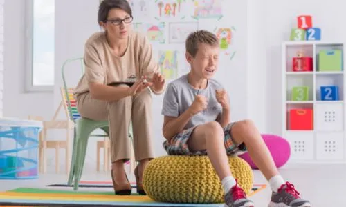 Un petit garçon en colère pendant une séance de thérapie.